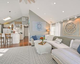 Walk to Ocean Pet-Friendly Home in Long Beach! - Long Beach - Living room