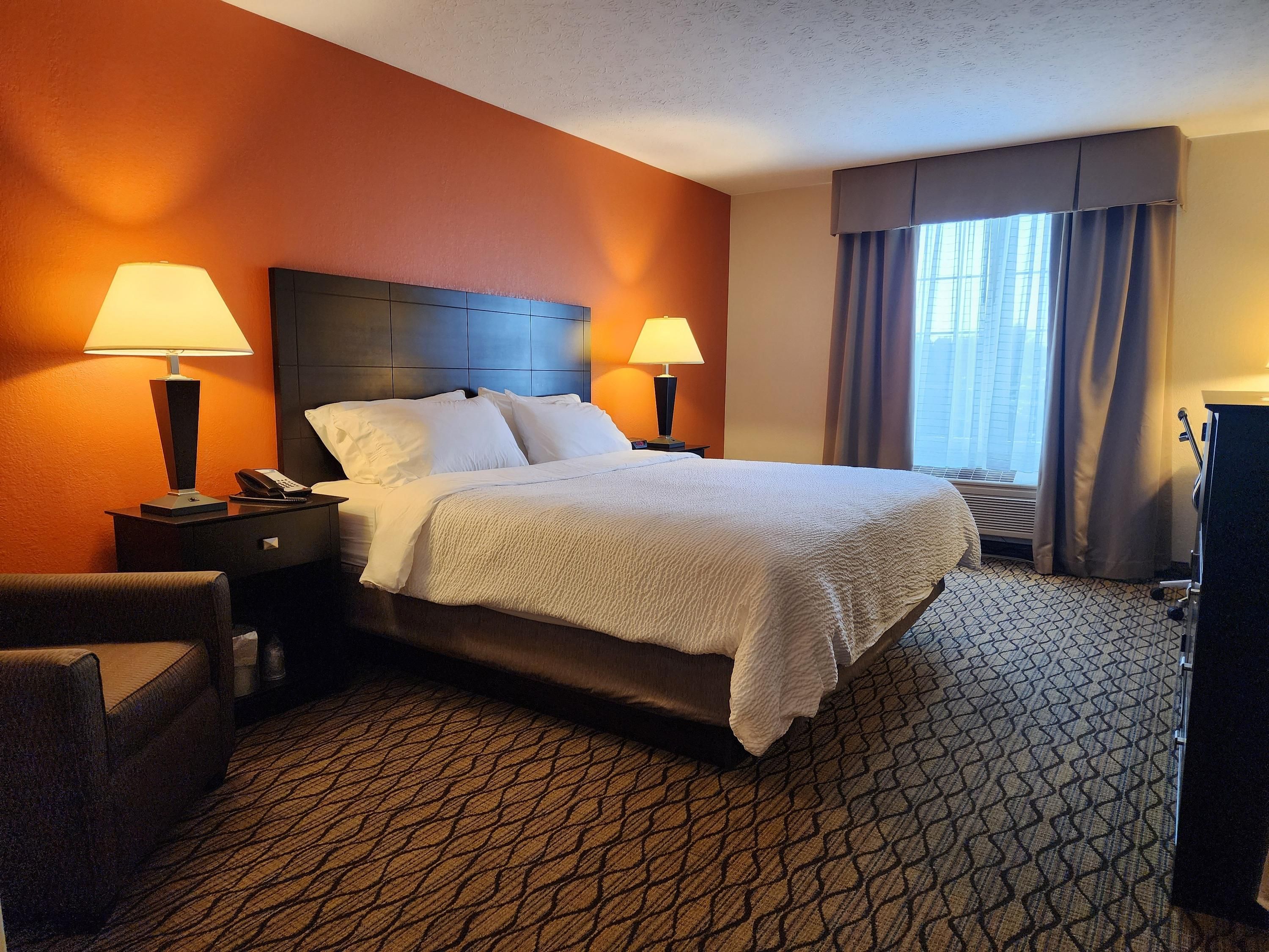 Holiday Inn Express & Suites Cadillac By IHG - Cadillac - Schlafzimmer