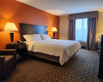 Holiday Inn Express & Suites Cadillac By IHG - Cadillac - Bedroom