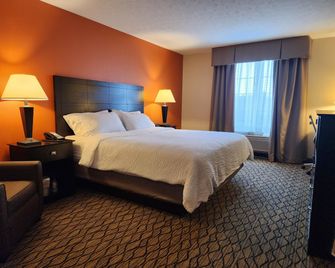 Holiday Inn Express & Suites Cadillac By IHG - Cadillac - Schlafzimmer