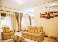 Beautiful 2-Bed Apartment In Entebbe - Entebbe - Living room