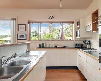 Creative Three Level Retreat with Lovely Sea Views - Tomakin - Kitchen