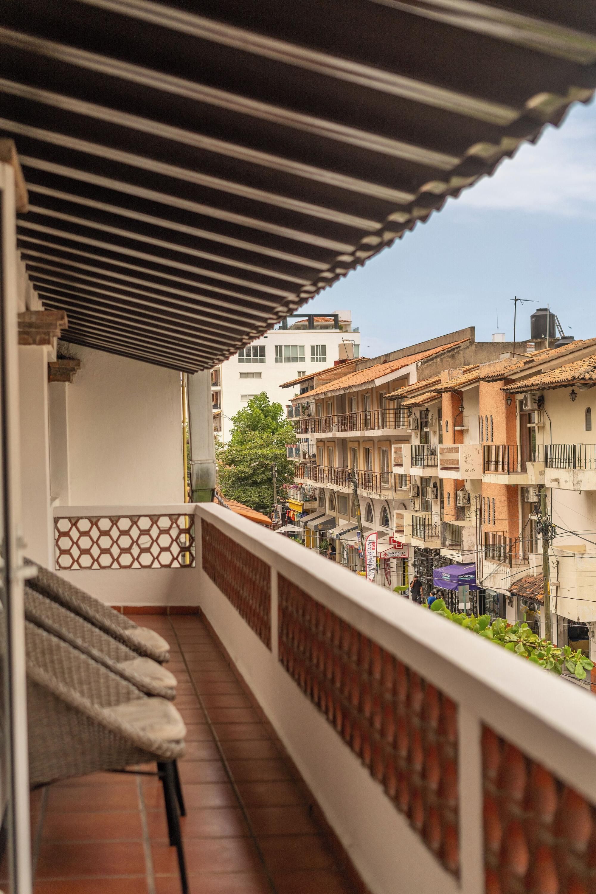 لا إغوانا فالارتإ ل ابي ت - لبالتس أونلي - رومانتيك زون - بارتي كلوبينج ستريت