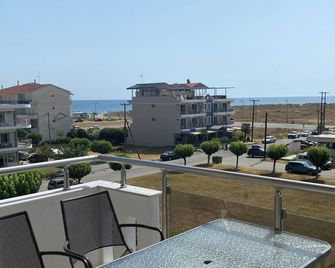 Klio Apartments And Studios - Neoi Poroi - Balkon
