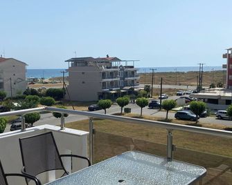 Klio Apartments And Studios - Neoi Poroi - Balkon