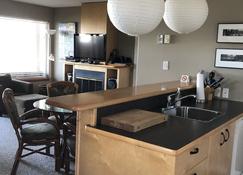 Seaside Cottage, Private, Hot Tub, Gas Fireplace, Hotel Zoned Property - Campbell River - Keittiö