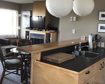 Seaside Cottage, Private, Hot Tub, Gas Fireplace, Hotel Zoned Property - Campbell River - Kitchen
