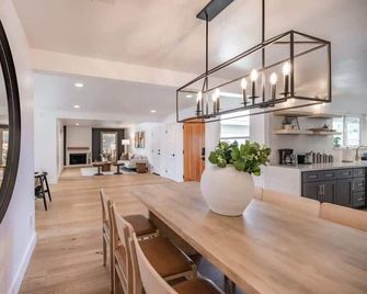 @ Marbella Lane - Cozy Modern Home w/ Relaxing Design & Pool - Fullerton - Comedor