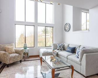 Beautiful Sound View Guesthouse - Mukilteo - Living room