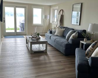 Lake Minnetonka 5 Bedroom Stunner! - Mound - Living room