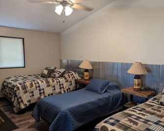 Quaint Cabin On The Saginaw Bay - Pinconning - Bedroom