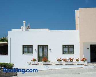 Ostria Hotel & Apartments - Gavrio - Building