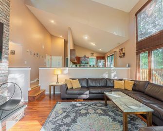 Switch to hosting Peaceful Lakefront Stay, HotTub, Fireplace, Kayaks - East Stroudsburg - Living room