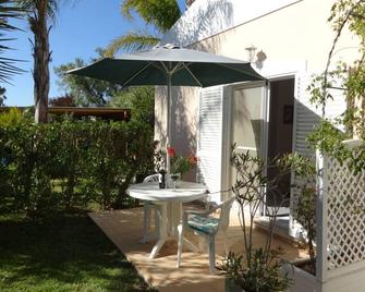 Cozy studio in the garden with terrace - Porches - Innenhof