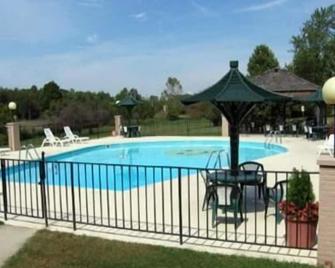 Mariann Travel Inn Scottsburg - Scottsburg - Piscina