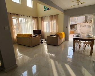 D S Residence Remarkable 3-Bed House in Freetown - Freetown - Living room