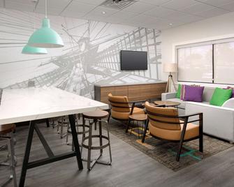 كواليتي إن أتلانتيك بيتش - مايو كلينيك جاكس أريا - اتلانتيك بيتش - غرفة معيشة