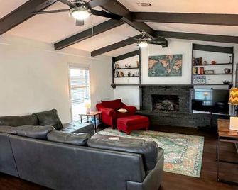Small Town, Big House in Taylor TX - Taylor - Living room