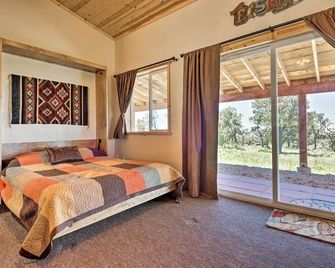 5-Acre Moab Studio with BBQ and Stunning Mtn Views - Moab - Schlafzimmer