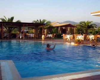 Hotel Oasis - Kyparissia - Bazén