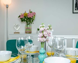 Three Bedroom Apartment By Vesta Serviced Accommodation & Short Lets Hatfield With Free Parking - Hatfield - Phòng ăn