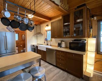 Quiet & Cozy Log Cabin near Revelstoke & Sicamous - Taft - Kitchen