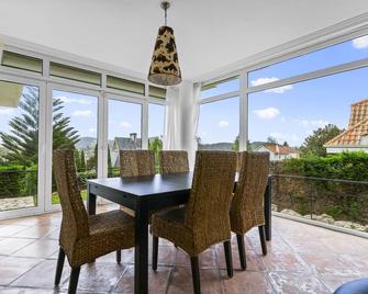 Villa de lujo y piscina climatizada - Arce - Comedor