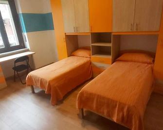 Comfortable apartment with hydromassage shower - Torino - Camera da letto