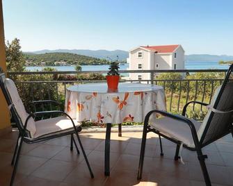 One bedroom apartment with balcony and sea view Lovište, Pelješac (A-10197-d) - Lovište - Balcón