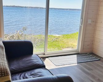 Gorgeous Private Waterfront Bunkie - Fenelon Falls - Cameron Lake! - Kawartha Lakes - Living room