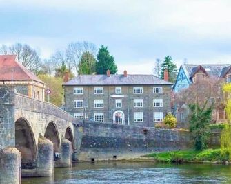 The Lion Hotel - Builth Wells - Outdoor view