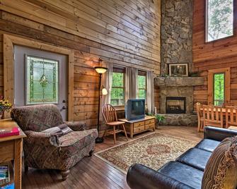Cabin with 22 Acres and Patio - 3 Mi to Blowing Rock - Lenoir - Wohnzimmer