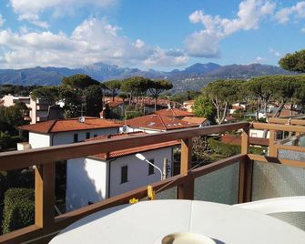 Hotel Elizabeth - Marina Di Pietrasanta - מרפסת