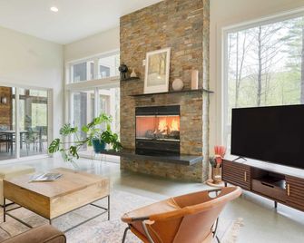 Woodland Zen by AvantStay Modern Design Patio - Stockbridge - Living room