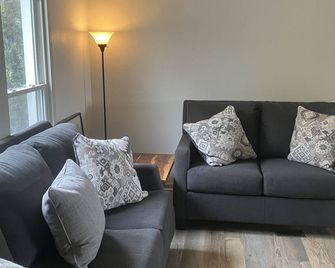 Robin's Nest: Newly renovated home located on 60 acres of fields & forest. - Dansville - Living room