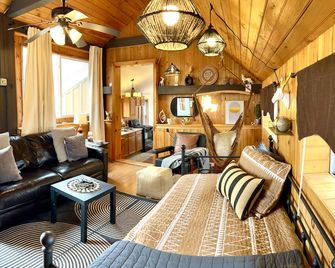 Let's Get Cozy!nestledinwoodsonbellavista Campus, 2mins.Tosalmon Rvr/Fishautmnlk - Altmar - Sala de estar