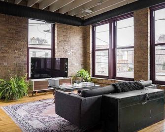 The Grand Kimball Lodge, Logan Square, Sleeps 20 - שיקאגו - סלון