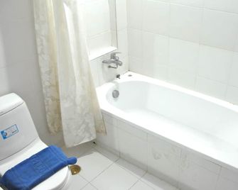 Highfive Guest House - Pattaya - Bathroom