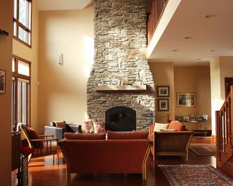 Luxury Family Chalet with views of Jay Peak, 3 miles from Jay Peak Resort - Montgomery Center - Lounge