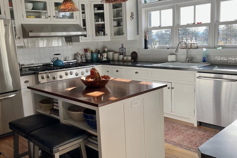 Modern farmhouse only 5 miles from Bucknell campus!
