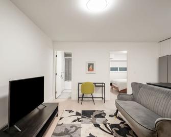Modern, new suite close to trails, mountains and beaches - North Vancouver - Salon