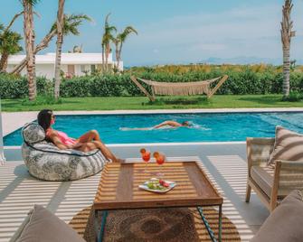 Taf Villas Beach Resort With Tesla - Tigaki - Bazén