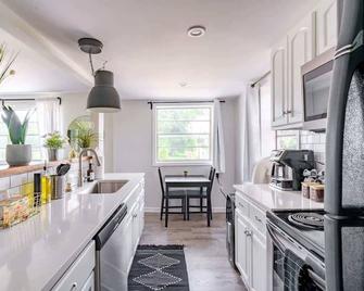 Jungle House Columbus Short North Downtown Free Parking - Steps to Convention Center & Nationwide Arena - 1BR Luxury Home - Sleeps 6 - Over 5,800 Five Star Stays - Columbus - Kitchen