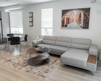Modern 3-4 Bedroom Townhome Built In 2023 With Office, Bonus Room, 2-Car Garage With Ev Charger & 2 Balconies (P63) - Los Angeles - Living room