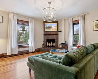 Historic Queen Anne Family Home w Modern Comforts - Harpers Ferry - Wohnzimmer