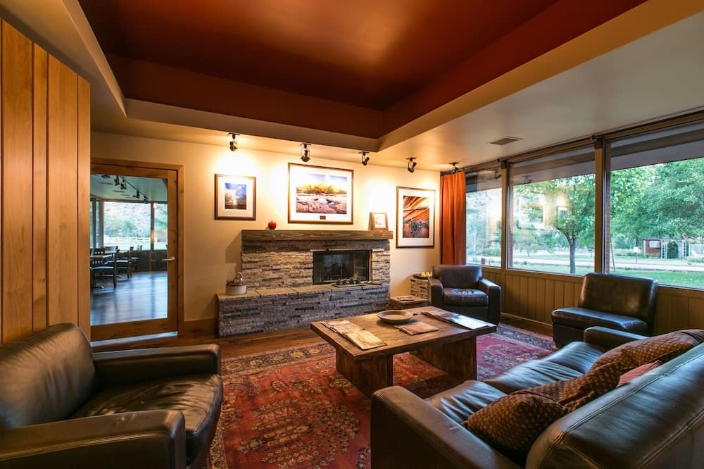 Living room view of Driftwood Lodge