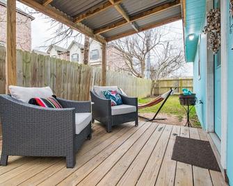 Aggieland Cottage walking distance from A&M campus w\/ Wi-Fi - College Station - Patio