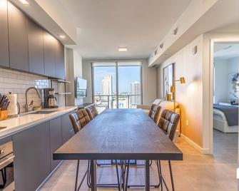 Downtown Miami Condos by Lua Host - Miami - Dining room