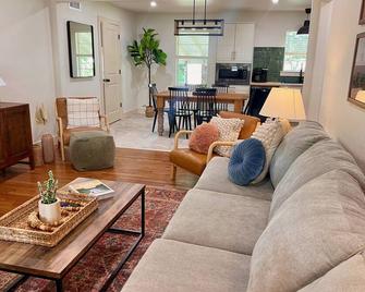5 Star Home King beds+ heart of Decatur, TX! - Decatur - Living room