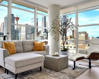 Stunning Rocky Mountain & Dt Skyline Views! Near Stampede, Saddledome, Bmo Centre! Free Banff Pass, Wine, & Parking! - Calgary - Sala de estar